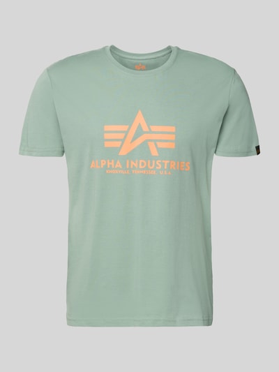 Productfoto, T-Shirt mit Label-Detail Modell 'BASIC' van Alpha Industries in lichtgroen katoen met oranje logo, rechte fit, ronde hals.