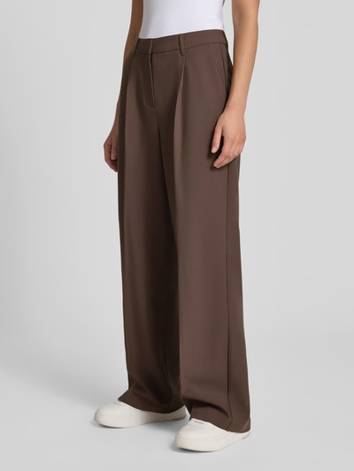 Frauenmodel trägt Wide Fit Hose mit Viskose-Anteil Modell 'Aya Ellis' von JJXX in Braun, Bund- und Bügelfalten, Ganzkörperansicht von vorne. Damen Hose von JJXX, elastischer Material-Mix, Haken- und Reißverschluss, Bundweite S/32 37 cm, Innenbeinlänge S/32 77 cm.