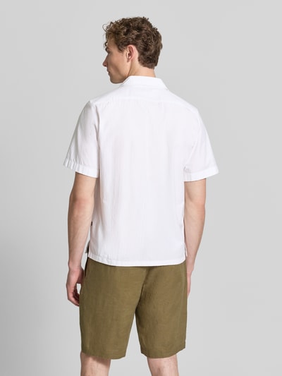 Männermodel trägt Regular Fit Freizeithemd aus reiner Baumwolle Modell 'RAYER_M' von BOSS Orange, Weiß, gestreift, Twill, Ganzkörperansicht Rückansicht.