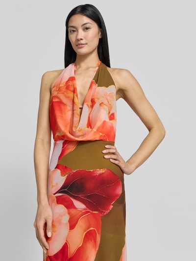 Vrouwenmodel draagt maxi-jurk met all-over bloemenmotief, getailleerde pasvorm, halternek, Model 'Marina' van Forever New, Nahaufnahme Oberkörper