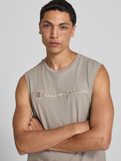 Männermodel trägt Top mit Label-Stitching und Rundhalsausschnitt von CHAMPION, Reine Baumwolle, Regular-Fit, Ganzkörperansicht von vorne.