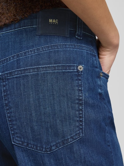 Frauenmodel trägt Barrel Fit Jeans mit Eingrifftaschen Modell 'BOBBIE' von MAC aus Baumwoll-Mix mit Stretch-Anteil, Detailaufnahme.