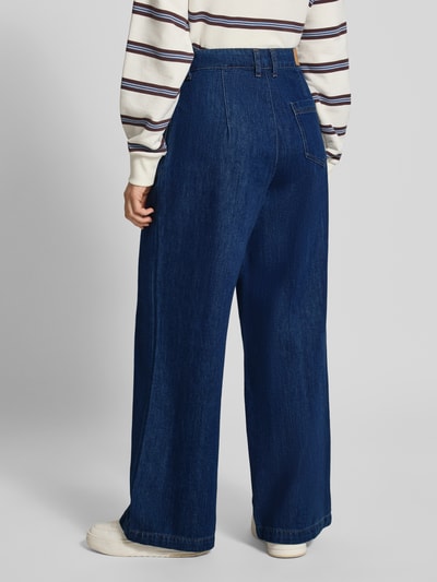 Männnermodel trägt Wide & Loose Fit Jeans aus mieszanka bawełny i lyocellu von Marc O'Polo, ciemnoniebieski, wyraźna tekstura, Ganzkörperansicht Rückansicht, Damen Wide & Loose Fit Jeans von Marc O'Polo DENIM