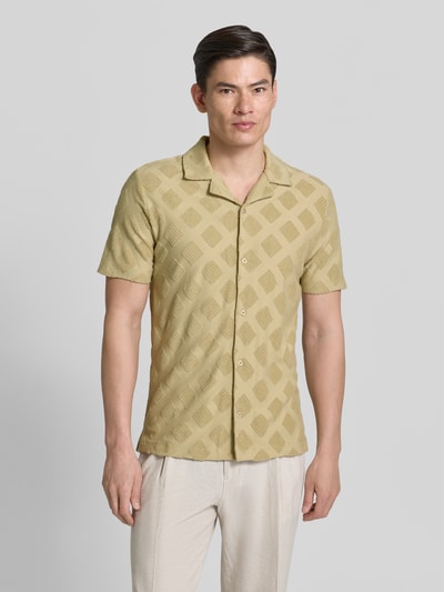 Männermodel trägt Slim Fit Poloshirt mit Strukturmuster von Fynch-Hatton in Beige, Baumwoll-Mix, Reverskragen, Kurzärmelig, Knopfleiste, Rückenlänge 74 cm bei Größe M, Ganzkörperansicht von vorne.