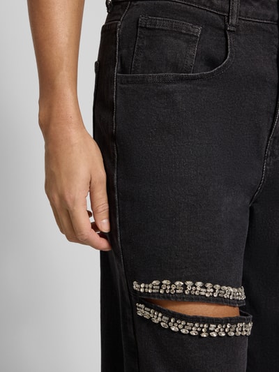 Vrouwenmodel draagt Jeans mit Cut Out und Ziersteinbesatz van Karo Kauer, zwart, relaxed fit, detailopname dij, katoen-elastaan-mix.