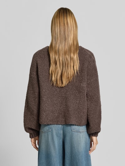 Frauenmodel trägt Pullover aus Leinen-Mix mit Alpaka-Anteil Modell 'Zolly' von American Vintage, braun, grobe Strick-Optik, Relaxed Fit, Ganzkörperansicht Rückansicht.