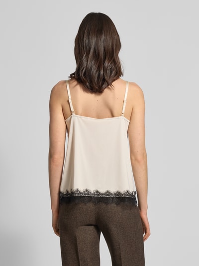 Vrouwenmodel draagt Top met contrasterende kanten afwerking model 'BICCO' van FREE/QUENT, elastische materiaal-mix, nauwsluitende fit, verstelbare bandjes, achterkantaanzicht.