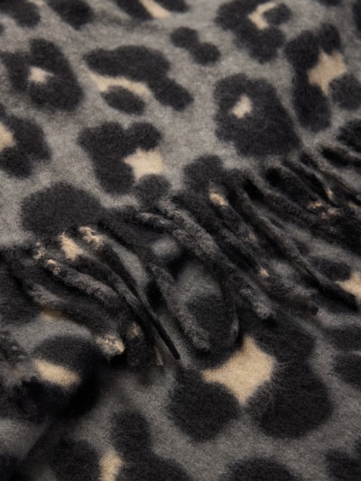Produktfoto, Schal mit Fransen und Animal-Print von Kurt Beines, rechteckige Form, weiche Oberfläche, grau-schwarzes Muster, Detailaufnahme