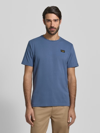 Mannenmodel draagt T-shirt met Labeldetail van PME Legend in blauw, mix van katoen en elastaan, regular fit, ronde hals, ruglengte 71 cm, vooraanzicht bovenlichaam.