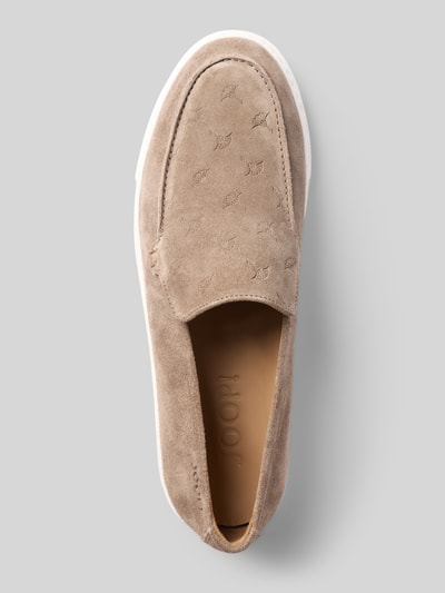 Produktfoto, Slip-on-Sneaker aus Echtleder mit Logo-Muster, beigefarbene Oberfläche, weiße Sohle, abgerundete Spitze, Modell 'velluto coralie', Absatzhöhe 3 cm, Schafthöhe 6 cm, Schaftweite 14 cm, Slip-on Sneaker aus Leder mit Logo-Muster von JOOP! SHOES