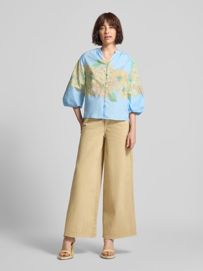 Vrouwenmodel draagt Regular Fit Bluse mit V-Ausschnitt und 3/4-Arm van Rich & Royal in lichtblauw met all-over look, puur katoen, knoopsluiting, 3/4-mouw, ruglengte maat 36: 60 cm, mouwlengte maat 36: 40 cm, geheel lichaamsaanzicht van voren.