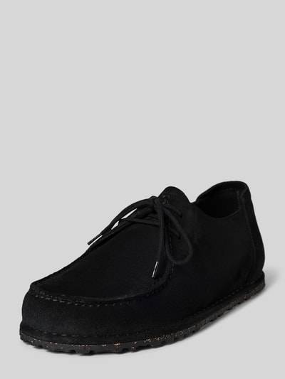 Produktfoto, schwarze Herren Schnürschuhe aus beschichtetem Leder mit abgerundeter Form, Struktursohle, Modell 'UTTI' von Birkenstock, Absatzhöhe 1 cm, Schafthöhe 10 cm, Schaftweite 11 cm.