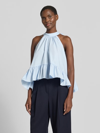 Frauenmodel trägt Blusentop mit Volantsaum Modell 'MANILLO' von YAS aus Reine Baumwolle, Loose-Fit, Neckholder mit Schnürung, Rückenausschnitt, Farbe Hellblau, Rückenlänge 44 cm bei Größe 36, Minimalistische Textur, Ganzkörperansicht von vorne.