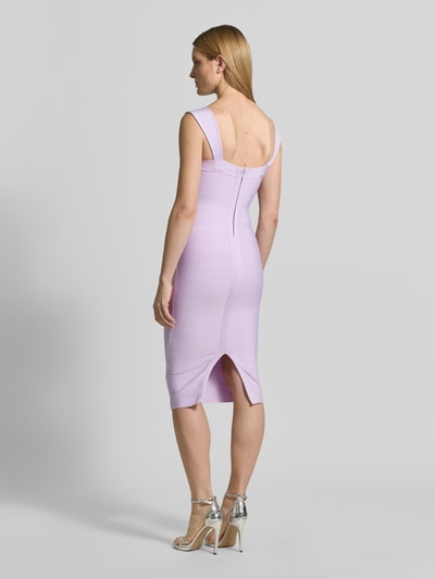 Frauenmodel trägt Slim Fit Kleid mit Strukturmuster von Lipsy in Flieder, Elastischer-Material-Mix, Reißverschluss, Ärmelloses-Design, Knielänge, Ganzkörperansicht Rückansicht.
