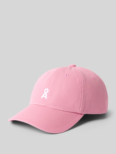Produktfoto, Basecap aus reiner Bio-Baumwolle Modell 'YENAAS BOLD' von Armedangels in Rosa, unifarben, Logo-Stitching, eingestickte Luftlöcher, verstärkter Schirm, verstellbarer Riegel, glatte Baumwollstruktur.