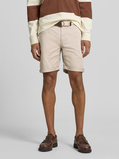 Männermodel trägt Bermudas mit Gürtel und Eingrifftaschen von MCNEAL aus Baumwoll-Mix mit Stretch-Anteil, Straight Fit, Ganzkörperansicht von vorne.