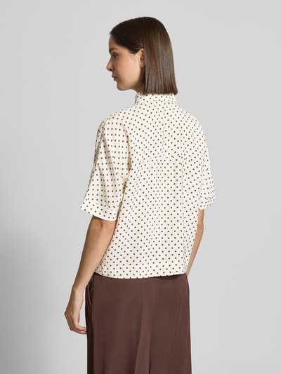 Männermodel trägt bluzka z krótkim rękawem w grochy Regular Fit Kurzarmbluse aus Modal-Mix model 'Farise polkadot' von OPUS, kremowy z czarnymi grochami, widok całej sylwetki od tyłu, Damen Kurzarmbluse von OPUS