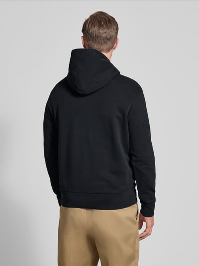 Mannelijk model draagt Relaxed Fit Hoodie uit zuiver katoen van Polo Ralph Lauren, look: effen, relaxed fit, logodetail, kangoeroezak, capuchon met tunnelkoord, lange mouw, mouwboord en rompzoom geribd, sweat, puur katoen, volledig rugaanzicht.