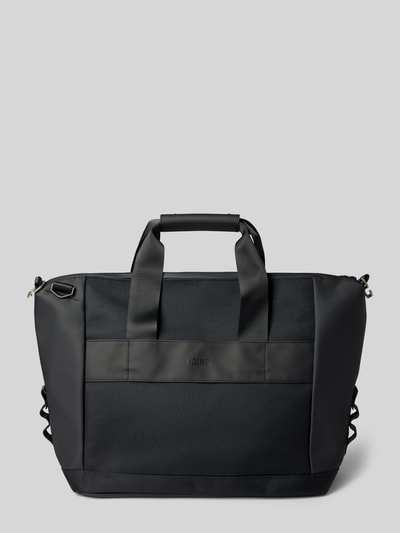 Produktfoto, zwarte weekendtas met logodetail, Hoofdvak met ritssluiting, afneembare schouderband, Model 'Otaru' van Rains, Breedte 54 cm, Lengte 38 cm, Diepte 20 cm, bandlengte 86 cm