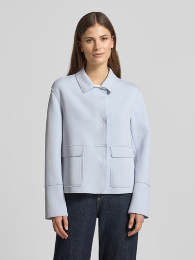 Frauenmodel trägt Blazer mit Kentkragen und aufgesetzten Pattentaschen von WHITE LABEL, hellblauer Baumwoll-Mix mit Stretch-Anteil, gerader-Schnitt, verdeckter Verschluss, glatte Textur, Ganzkörperansicht von vorne.