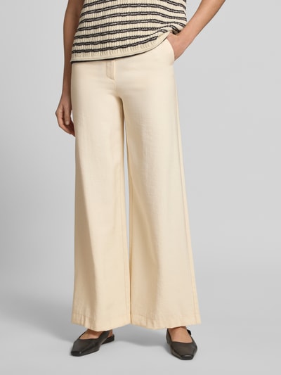 Frauenmodel trägt Wide Leg Hose aus Modal-Mix von Jake*s Casual in Creme mit Knopf und Gesäßtaschen, Nahaufnahme Unterkörper. Bundweite 35 cm, Innenbeinlänge 79 cm bei Größe 36, glatte Textur.