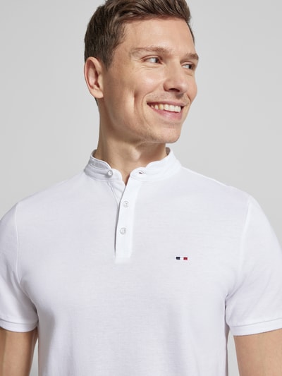 Męski model nosi Regular Fit Poloshirt mit Stehkragen von HECHTER PARIS z bawełny, biała, z listwą guzikową, haftowane logo, zbliżenie na górną część ciała