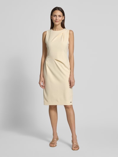 Frauenmodel trägt Knielanges Etuikleid mit Rundhalsausschnitt von Calvin Klein Womenswear, cremefarben, gerader Schnitt, Material-Mix mit Stretch, Ganzkörperansicht von vorne.