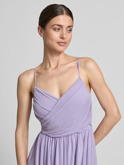 Frauenmodel trägt Abendkleid mit Raffungen Modell 'Cathleen' von GUIDO MARIA KRETSCHMER WOMAN in Flieder mit V-Ausschnitt, Nahaufnahme Oberkörper.