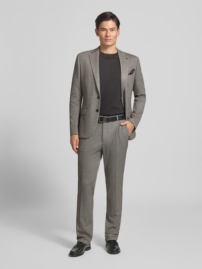 Männermodel trägt Slim Fit Sakko mit Baumwoll-Anteil Modell 'Nick' von Zuitable in Grau mit Reverskragen, Ganzkörperansicht von vorne.