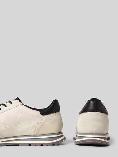 Produktfoto, Sneaker mit Label-Detail Modell 'Philip' von Bugatti aus Echtleder, strukturierte Sohle, abgerundete Spitze, beige und schwarz. Herren Sneaker, Absatzhöhe 4 cm, Schafthöhe 9 cm, Schaftweite 7 cm.