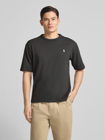 Męski model nosi Relaxed Fit T-Shirt mit Label-Stitching od Polo Ralph Lauren, czarny, bawełna, okrągły dekolt, widok całej sylwetki z przodu.