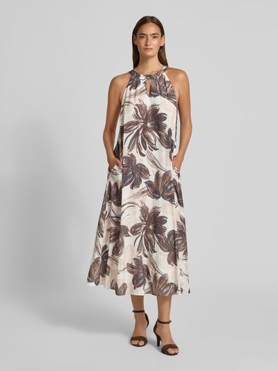 Frauenmodel trägt Midikleid mit Schlüsselloch-Ausschnitt von More & More im Allover-Look, Viskose-Baumwoll-Mix, A-Linie, Ganzkörperansicht von vorne.