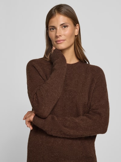 Frauenmodel trägt Strickpullover mit Rundhalsausschnitt Modell 'Festina Hope' von MSCH Copenhagen, braun, weiche Textur, Nahaufnahme Oberkörper, Mix mit Woll-Anteil, Regular Fit.