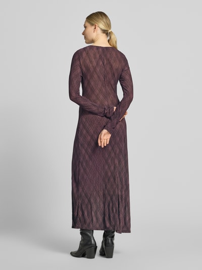 Frauenmodel trägt Midikleid im Allover-Look Modell 'POMEL' von MANGO in dunklem Violett mit Rautenstruktur, Ganzkörperansicht Rückansicht. Rückenlänge 124 cm, Brustweite 30 cm, Ärmellänge 62 cm, gerader Schnitt, Rundhalsausschnitt.