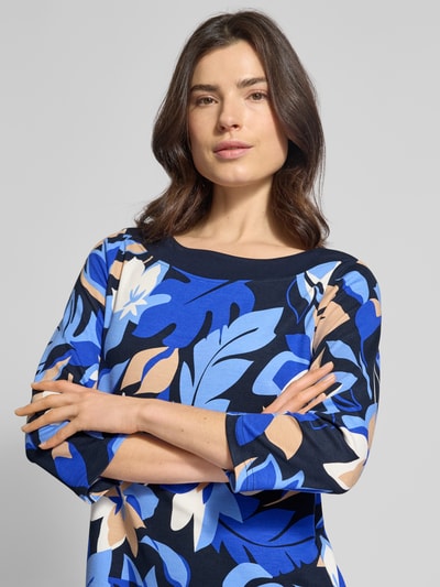 Vrouwenmodel draagt knielanges jurk uit viscosemix in all-over look van Betty Barclay, recht model, ronde hals, 3/4-mouw, Nahaufnahme Oberkörper.