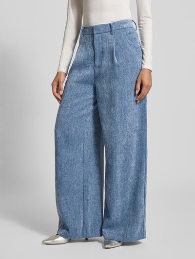 Frauenmodel trägt Wide Fit Stoffhose in Denim-Optik Modell 'Zvally' von Gestuz mit Bundfalten und Gesäßtasche, Nahaufnahme Unterkörper.