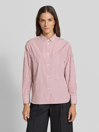 Vrouwenmodel draagt Regular Fit Hemdbluse im Allover-Look van windsor., puur katoen, overhemdkraag, knoopsluiting, zwart-witte strepen, Ganzkörperansicht van voren. Ruglengte bij maat 36: 70 cm, mouwlengte bij maat 36: 59 cm