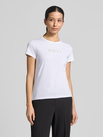 Frauenmodel trägt Regular Fit T-Shirt aus reiner Baumwolle Modell 'Eventsa11' von BOSS in Weiß, unifarben, Rundhals, Jersey-Textur, Label Stitching, Ganzkörperansicht von vorne