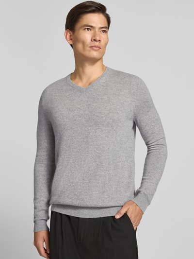 Männermodel trägt Strickpullover aus Kaschmir mit V-Ausschnitt von Christian Berg Men in Grau, Regular Fit, Ganzkörperansicht von vorne. Rückenlänge 71 cm, Ärmellänge 71 cm.
