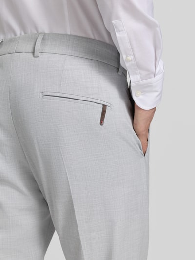 Männermodel trägt Hose mit Bügelfalten Modell 'Beppe' von CINQUE in Hellgrau, Material-Mix mit Viskose, Detailaufnahme Rückansicht.