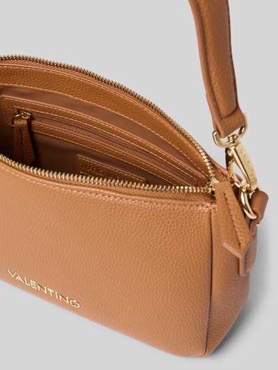 Produktfoto, Shoulder Bag mit Logo-Applikation Modell 'Brixton' von VALENTINO BAGS in Leder-Optik und Strukturmuster, goldener Reißverschluss, braun.