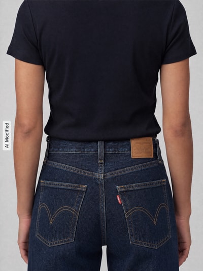 Frauenmodel trägt Wide & Loose Fit Jeans aus reiner Baumwolle Modell 'RIBCAGE WIDE LEG' von Levi's® 300, dunkles Blau, Ganzkörperansicht Rückansicht.