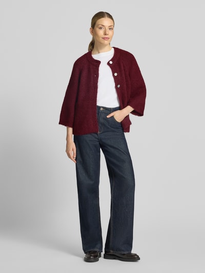 Vrouwenmodel draagt Relaxed Fit Cardigan met wol Model 'Lulu' van FREE/QUENT, elastische wolmix, tricotlook, 3/4-mouw, ruglengte maat S 59 cm, mouwlengte maat S 48 cm, donkerrood, grof gebreide textuur, full body vooraanzicht