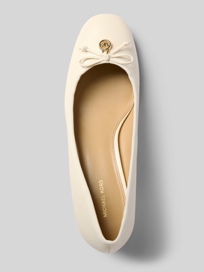 Produktfoto, Pumps aus echtem Leder Modell 'PIPER' von MICHAEL Michael Kors in crème, afgeronde vorm, sierstrik, logohanger in metallic, gladde zool, blokhak, hakhoogte maat 40: 5 cm, schachthoogte 7 cm, schachtbreedte 20 cm