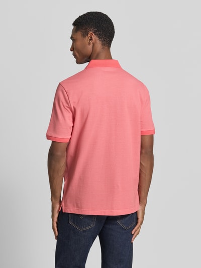 Männermodel trägt Regular Fit Poloshirt aus Baumwolle mit V-Ausschnitt von MAERZ Muenchen, Reine Baumwolle in Rosa, Rückenlänge 71 cm, Ganzkörperansicht Rückansicht.