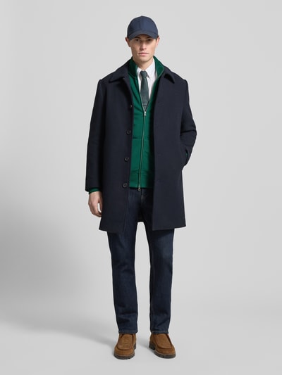 Männermodel trägt Sweatjacke mit Label-Stitching von Gant im Baumwoll-Mix, Regular-Fit, Stehkragen, Reißverschluss, Ganzkörperansicht von vorne.