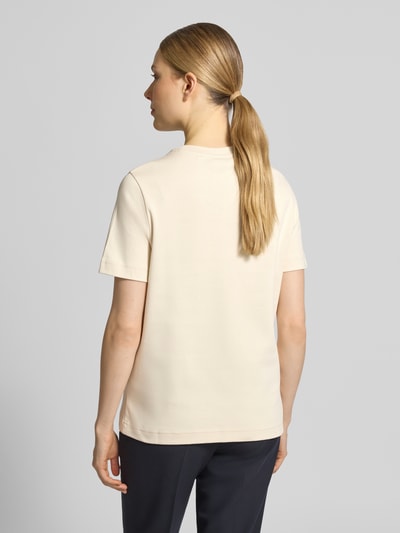Frauenmodel trägt Regular Fit T-Shirt aus reiner Baumwolle Modell 'ECOSA3' von BOSS, unifarben, kurzarm, Rundhals, Ganzkörperansicht Rückansicht.