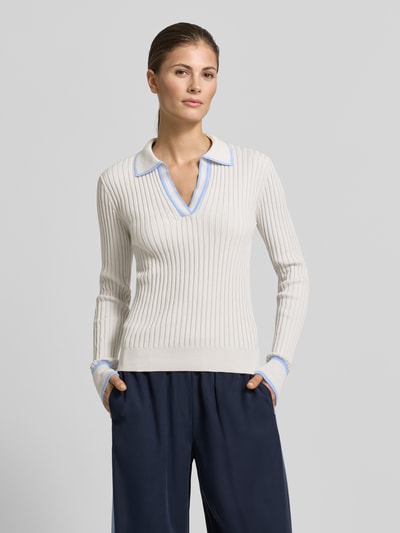 Kobiece modelka nosi Strickpullover mit V-Ausschnitt od KARO KAUER EXKLUSIV, biały, bawełna, slim fit, prążkowana faktura, widok całej sylwetki z przodu.