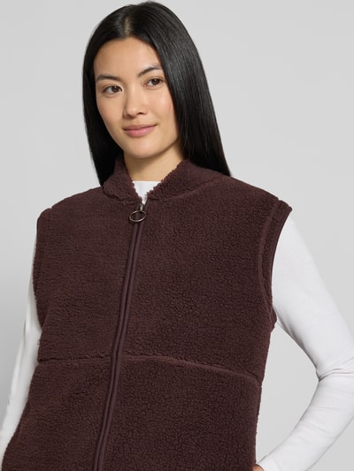 Frauenmodel trägt Regular Fit Weste mit Stehkragen Modell 'SC-ONYX 3' von Soyaconcept in Dunkelbraun, weiche Struktur, Nahaufnahme Oberkörper, Damen Weste von Soyaconcept.