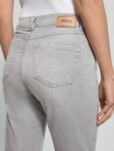 Frauenmodel trägt Straight Fit Jeans im 5-Pocket-Design Modell 'Darlene' von Angels, grauer Baumwoll-Mix mit Stretch-Anteil, Detailaufnahme Rückansicht.